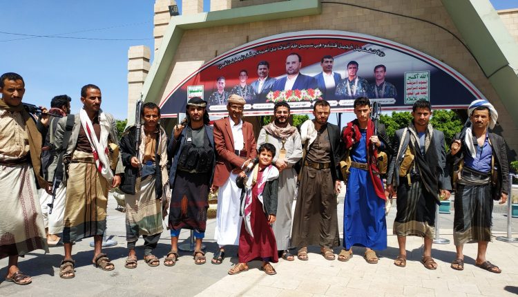 الحوثيون يعلنون انشقاق 10 من ضباط الجيش بكامل عتادهم (صورة)