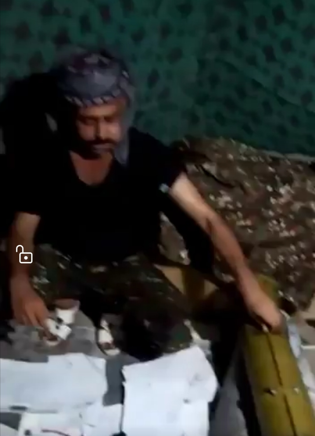 بالفيديو.. قائد هجوم الجيش يعتذر لأبناء جعار ويظهر إلى جانب صواريخ الانتقالي الحرارية