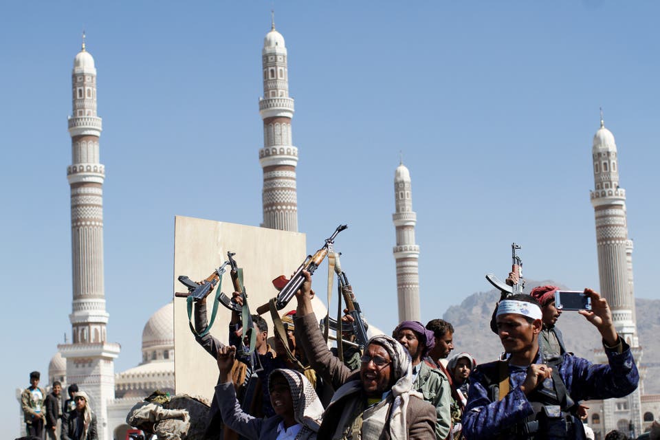 الحوثيون يتخذون إجراءً خطيرًا بحق الموظفين
