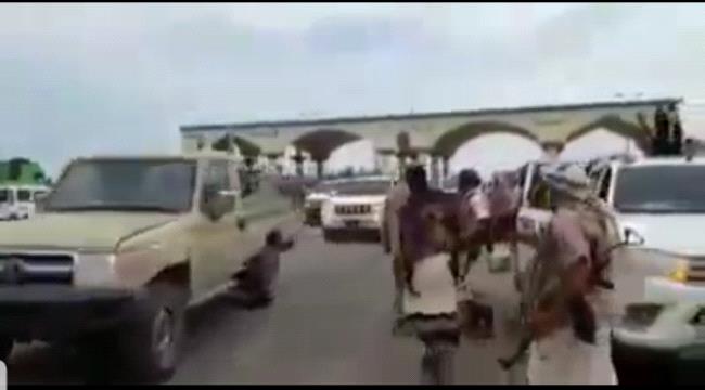 بالفيديو..شاهد لحظة دخول قيادات الشرعية والقوات السعودية إلى عدن