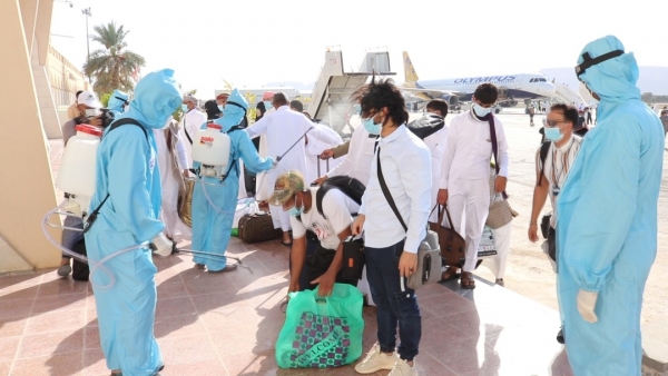مطار سيئون يستقبل أكثر من 380 يمنيا من العالقين في مصر والإمارات