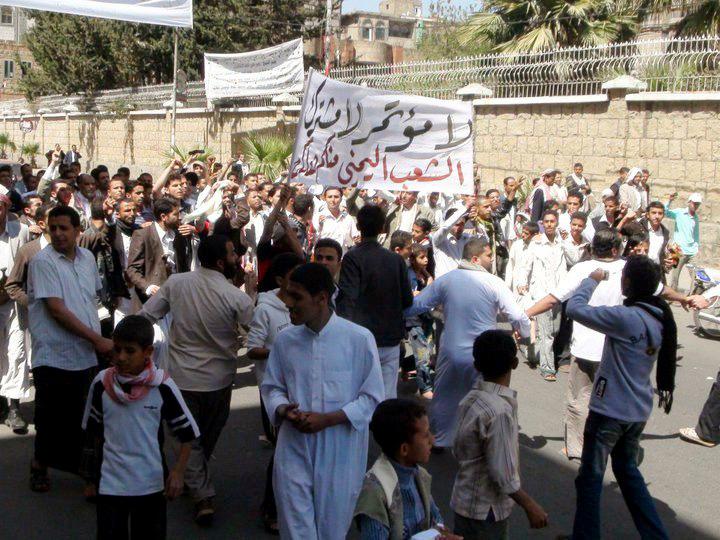 عاجل شباب الثورة يغلقون مبنى محافظة إب وإحراق قسم شرطة في تعز
