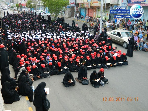 صورة من المسيرة النسائية الصامتة في محافظة تعز