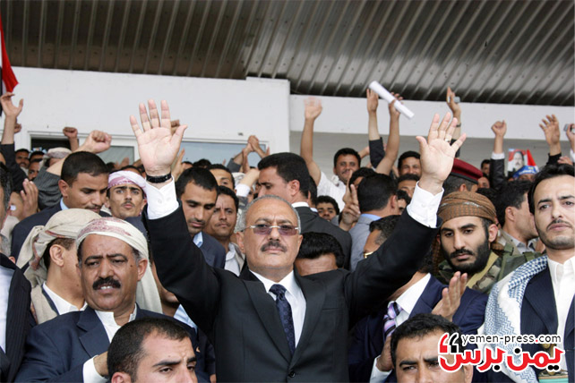 الرئيس على عبدالله صالح يحي مناصريه في ميدان السبعين بعد صلاة ال