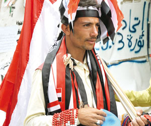 بائع يعرض أعلاما يمنية وسبحات في ساحة الاعتصام في العاصمة صنعاء