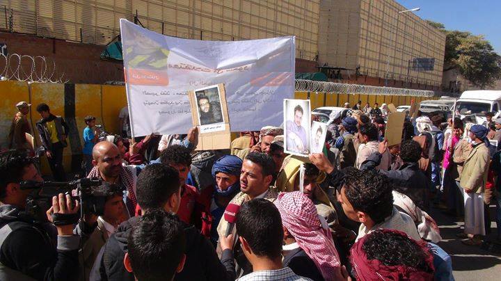 الحوثيون ينظمون وقفة احتجاجية أمام السفارة السعودية رفضا لتدخل المملكة في شئون اليمن