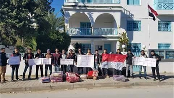 الطلاب المبتعثين في تونس يدشنون اعتصامهاً مفتوحاً ويناشدون بن دغر سرعة صرف مستحقاتهم