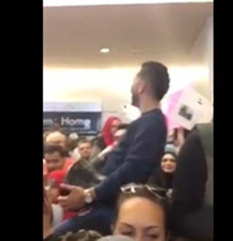 شاهد بالفيديو.. شاب عربي يقود مظاهرات ضد ترامب بأحد مطارات أمريكا