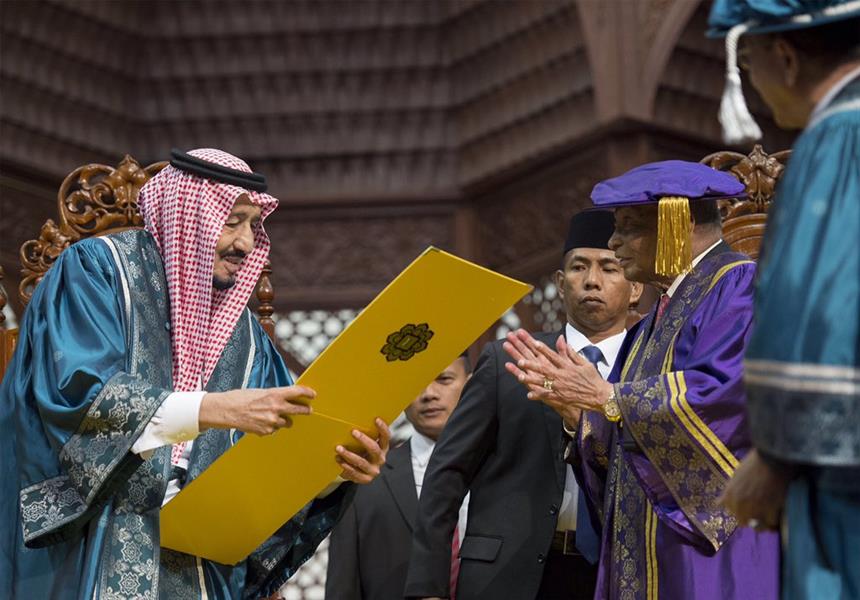 بالصور.. الجامعة الإسلامية بماليزيا تمنح الملك سلمان درجة الدكتوراه الفخرية