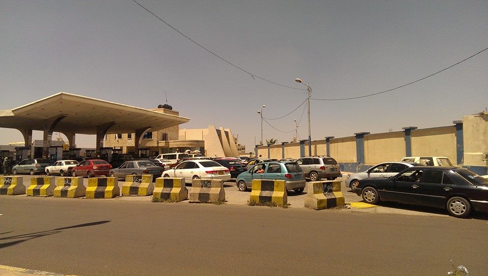 أزمة مشتقات نفطية خانقة في العاصمة صنعاء منذ الصباح وعشرات المحطات تغلق أبوابها