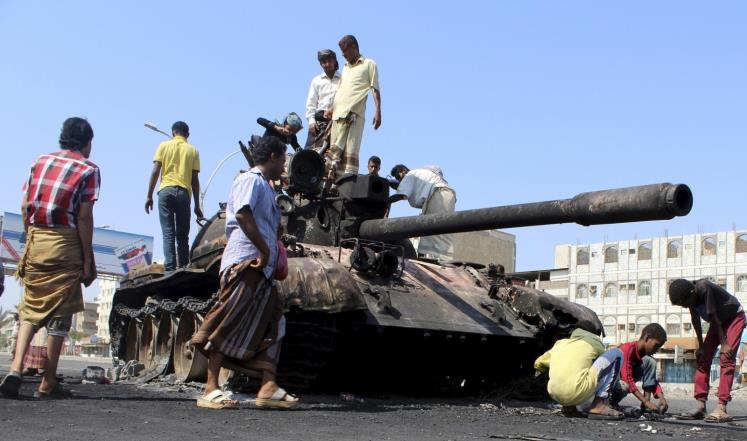 دبابة دمرت أثناء الاشتباكات الدائرة في عدن (رويترز)