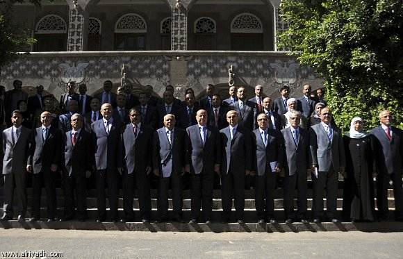 انباء عن مشاورات رئاسية لإقالة حكومة باسندوة