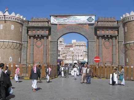 مواطنون أمام باب اليمن بصنعاء القديمة