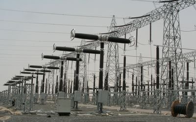 الحوثيون يمنعون إصلاح خطوط نقل الطاقة الكهربائية في محافظة مأرب ويُغرقون اليمن بالظلام
