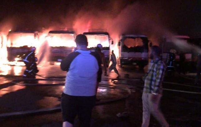 فيديو .. عمال يحرقون باصات شركة بن لادن في مكة اعتراضاً على تأخر رواتبهم
