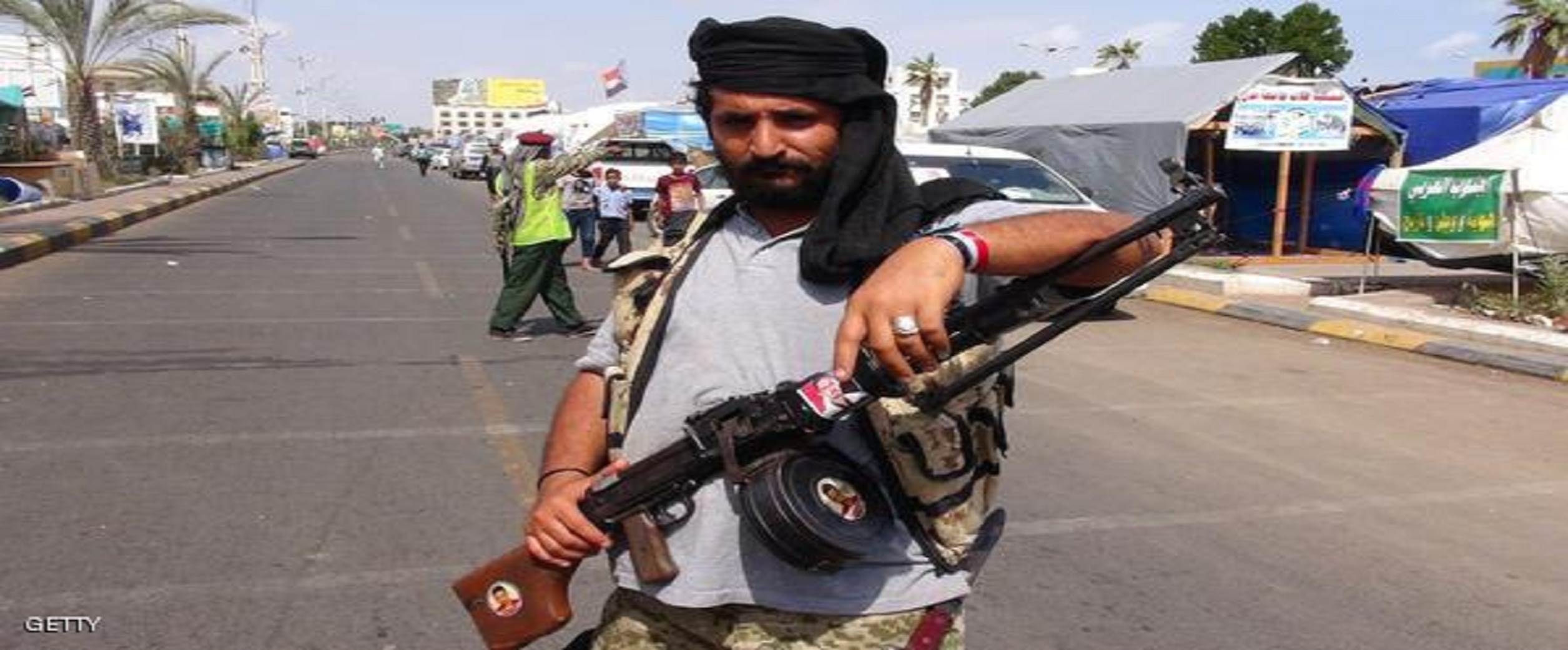 مسلحون مجهولون يستولون على منزل علي محسن الأحمر في عدن ويبدأون بهدمه