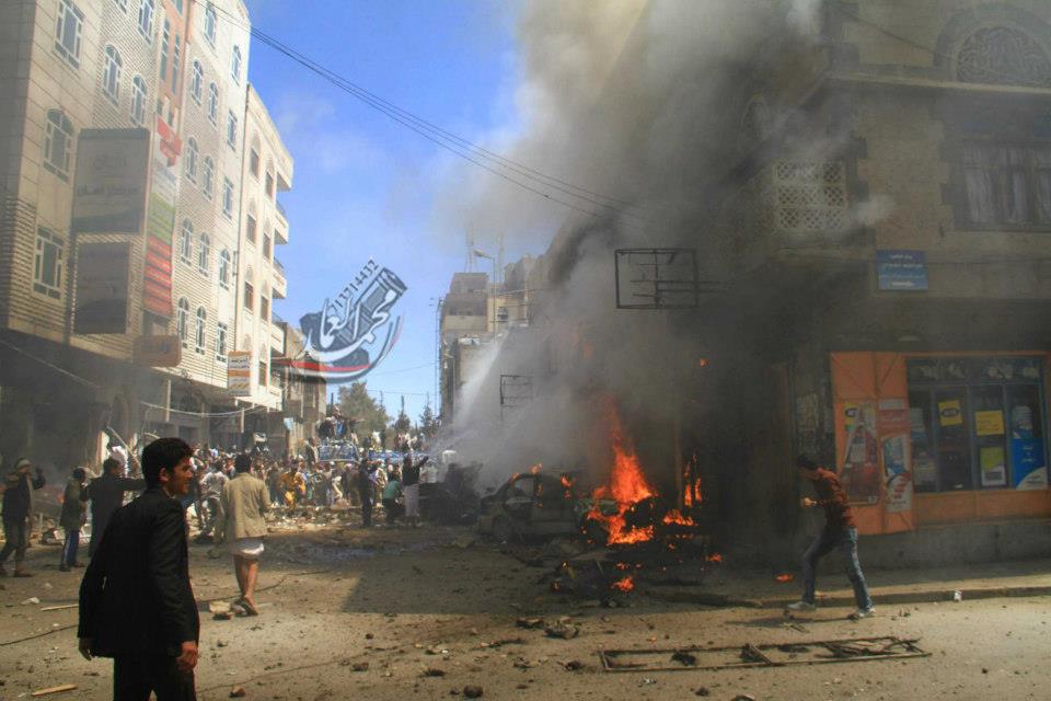 مواطنون يقطعون شارع الزراعة بصنعاء للمطالبة بتعويضات عن سقوط طائرة عسكرية في حيهم
