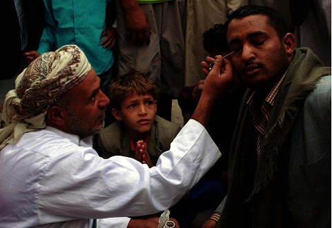 الرجال اليمنيين يستقبلون شهر رمضان بتكحيل اعينهم (صور)