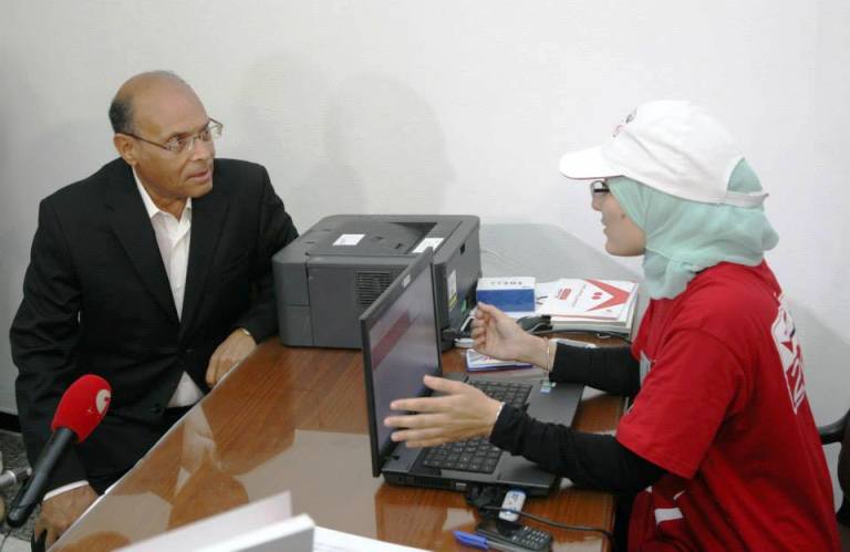 موظفة ترد الرئيس التونسي وترفض تسجيله للإنتخابات لأنه نسي بطاقة هويته !!  (فيديو)