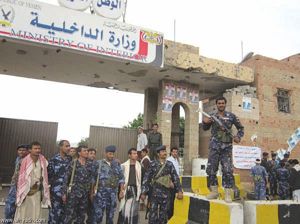الحوثيون ينهبون 20 مليار ريال من وزارة الداخلية في أكبر عملية سط