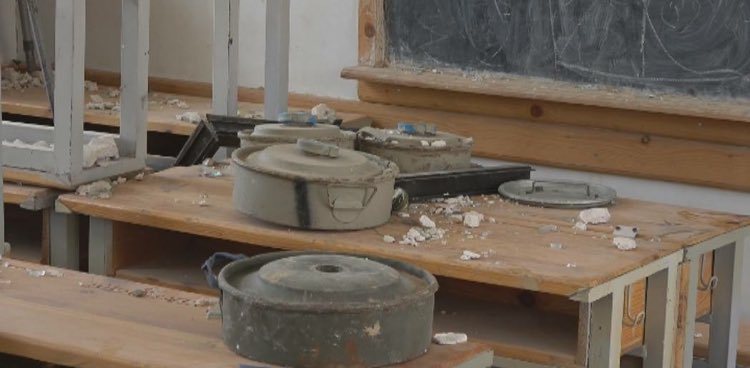 قوات الجيش والمقاومة تحرر مدرسة في صرواح بمأرب كانت المليشيا تستخدمها كمعمل لتصنيع الألغام (صور)