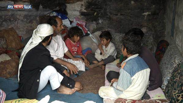 يمني يعيش في كهف منذ ربع قرن