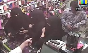 بالفيديو: سرقة محتويات حقيبة فتاة بمتجر لبيع الهواتف فى السعودية
