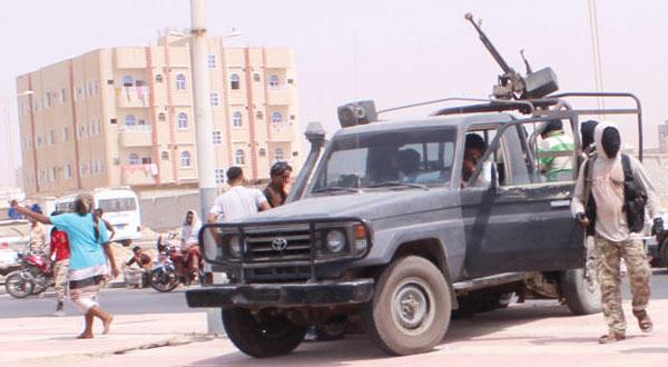 ظهور مفاجئ لعناصر داعش في المكلا بمدرعات وعربات عسكرية ومصادر تؤكد أنهم من جنود صالح