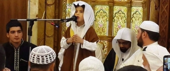 شاهد طفل أردني عمره 8 سنوات يؤم المصلين.. شعبيته كبيرة ويقصده كثيرون لسماع خطبه