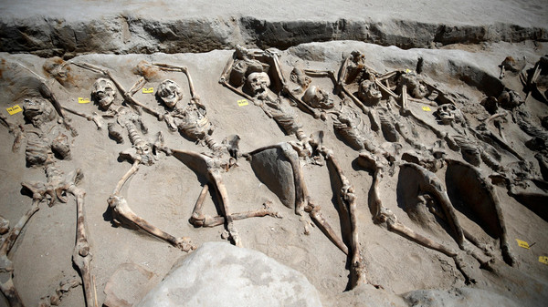 مقبرة لـ«انقلابيين» قبل الميلاد تحيّر العلماء (صور)