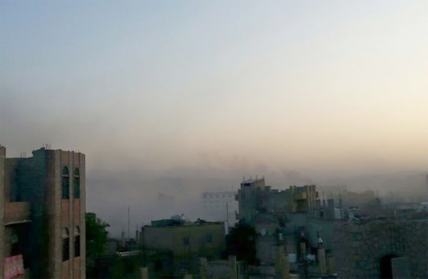 دخان يتصاعد أثر الأشتباكات العنيفه بين المقاومة ومليشيات الحوثي 