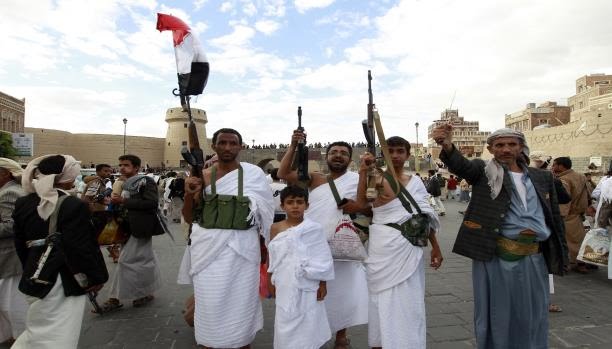 مشلحين حوثيين بملابس الاحرام في تظاهرة في صنعاء ( أرشيف )