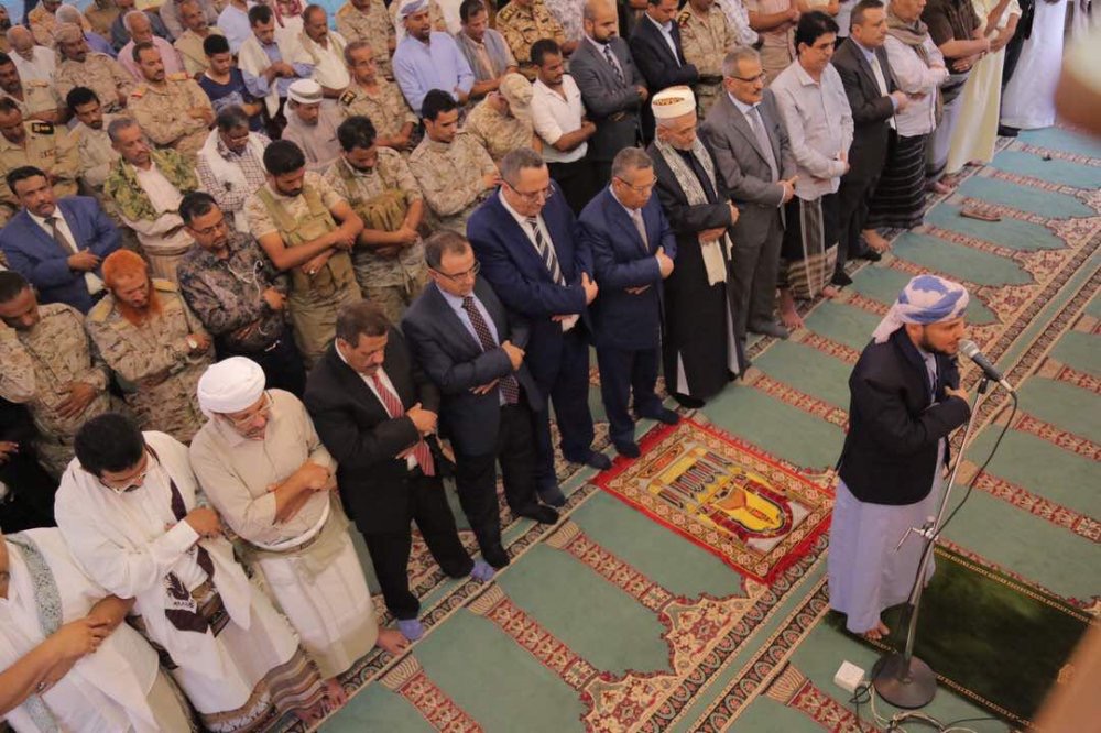 ‏رئيس الوزراء وبعض وزراء حكومته ومسؤولين عسكريين يؤدون صلاة العيد في عدن