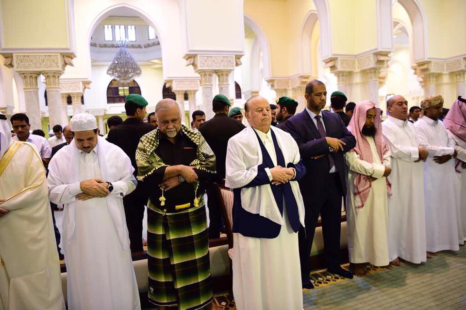 الرئيس هادي يؤدي صلاة العيد في مقر إقامته بالرياض ويستقبل جموع المهنئين