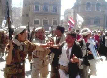 جنود من قسم السنينة يعتدون بالضرب المبرح على بائع دجاج
