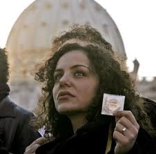 واقٍ ذكري بطول 4 أمتار أمام البرلمان الإيطالي احتجاجاً على غلاء أسعاره