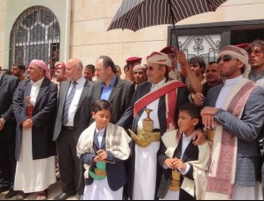 وقفة تضامنية أمام منزل الشيخ صادق الأحمر تأييدا لشيخ مشائخ اليمن ورفضا لتواجد المليشيات المسلحة