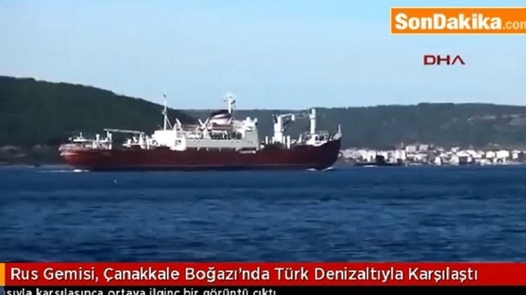 شاهد كيف تستعرض الغواصات التركية قوتها أمام السفن العسكرية الروسية في الدردنيل