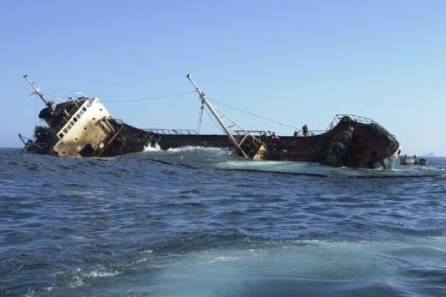 لجنة تحقيق: الحمولة الزائدة أدت إلى غرق السفينة المنكوبة غرب أرخبيل سقطرى