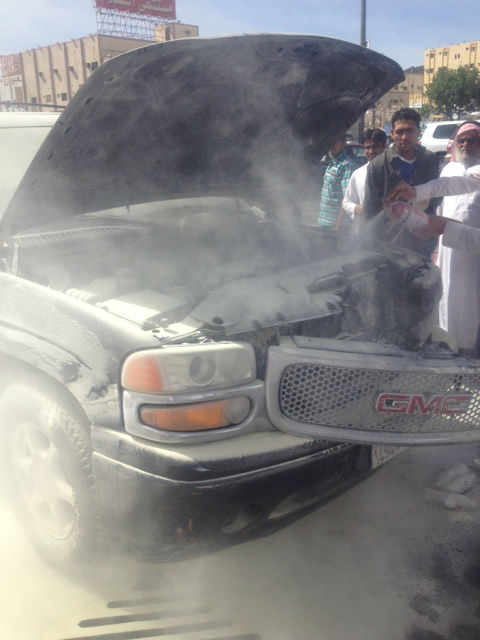مغترب يمني ينقذ سيارة سعودي من الاحتراق في مكة
