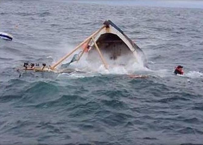 انقاذ 5 صيادين بعد غرق قاربهم قبالة ساحل ذباب