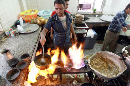 في «شارع المطاعم» بصنعاء تنتهي خلافات اليمنيين ويحضر الشاي العدني والخبز التعزي