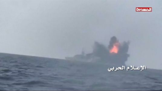 الجيش الأمريكي يكشف عن طبيعة القارب الحوثي الذي استهدف الفرقاطة السعودية