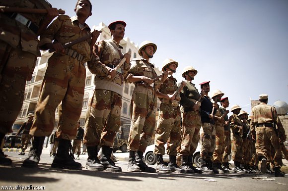 جنود يصطفون لمنع تظاهرة مناهضة للحكومة في صنعاء(رويترز)