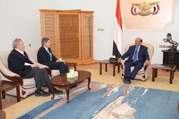 السفير الأمريكي يصل إلى عدن ويعلن تأييد بلاده لشرعية الرئيس هادي