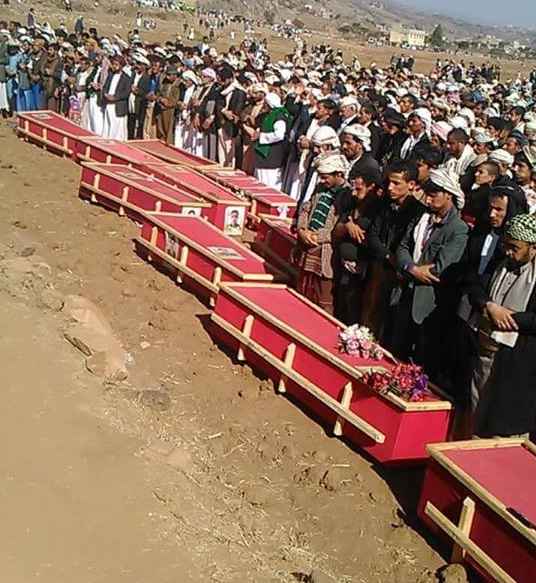لن تصدق.. شاهد «فضائح» الحوثيين خلال «صلاة الجنازة» على جثامين قتلاهم!
