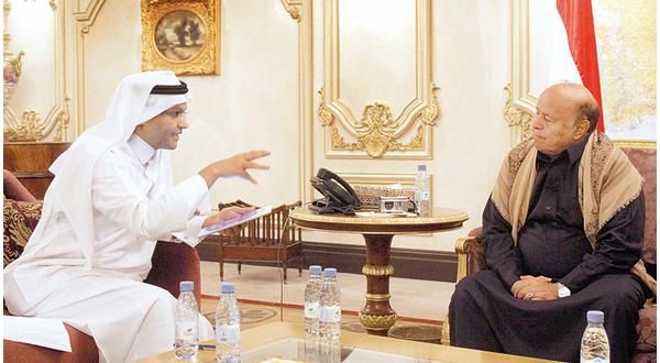 الرئيس هادي اثناء المقابلة الصحفية مع مندوب صحيفة عكاظ في الرياض