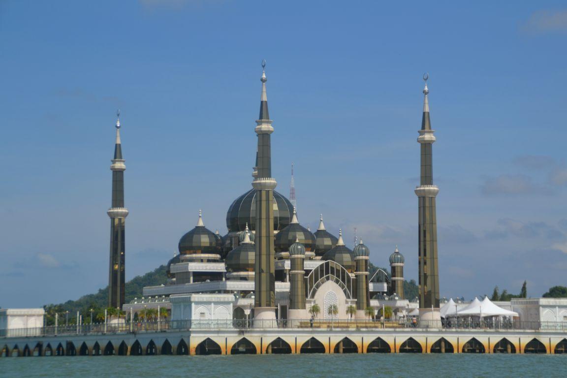 الملك سلمان يهدي مسجداً إندونيسياً «حزام الكعبة»
