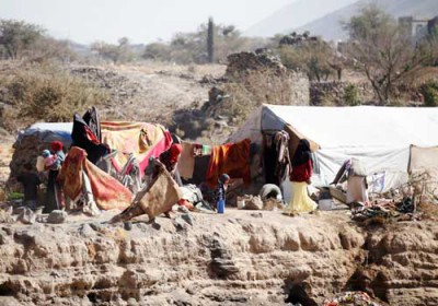 مئات الهاربين من الحرب يعيشون بين الإطارات في مخيم غرب اليمن
