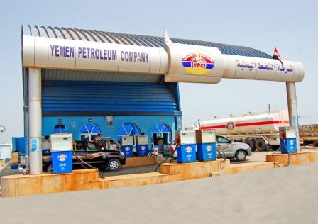 محطة شركة النفط الكبرى بصنعاء تعاود فتح أبوابها وتبدأ بيع المشقات النفطية بسعر جديد